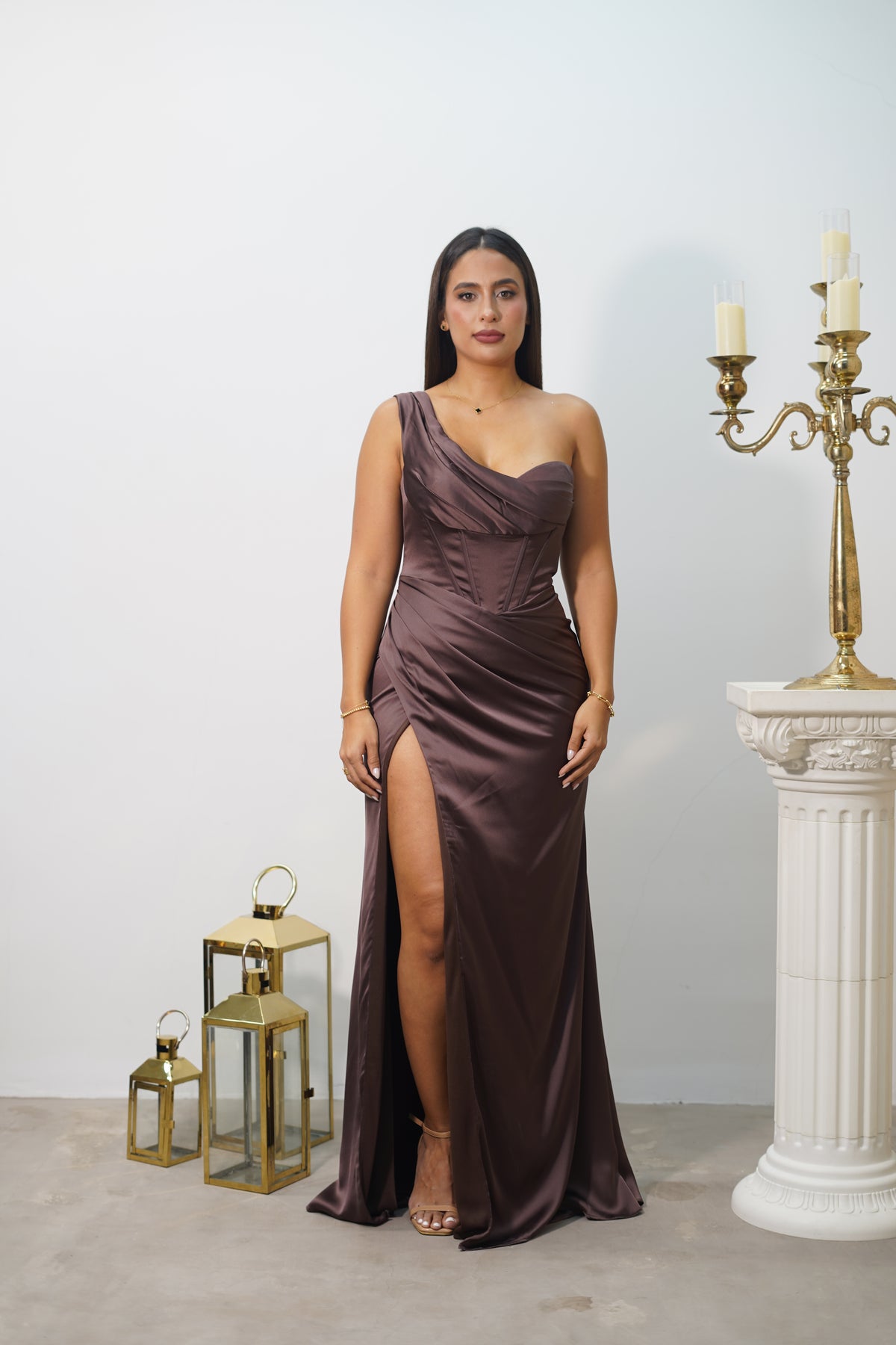 Vestido de Gala Chocolate con Escote Asimétrico y Abertura