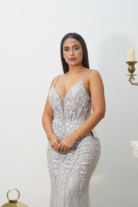 Vestido de Gala Plateado con Bordado Elegante