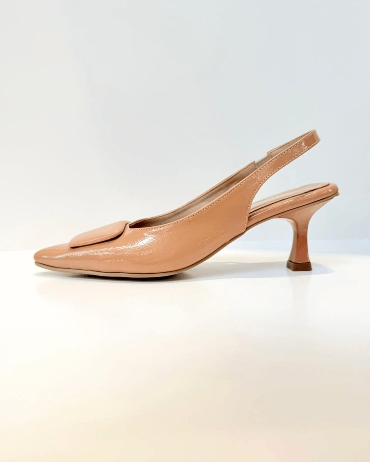 TACÓN SCARLETT EN CHAROL TAUPE