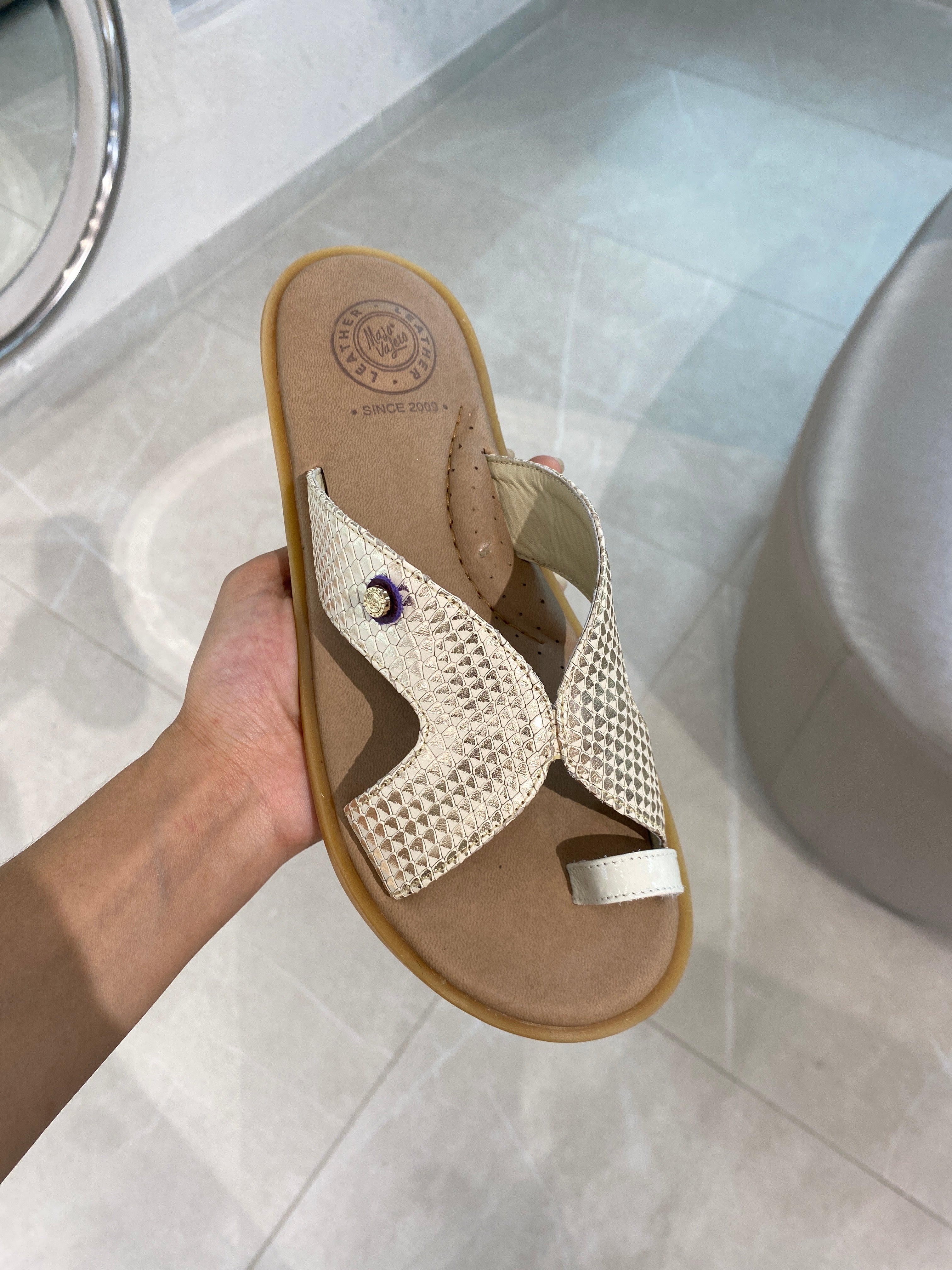 Ref. MJOLGAORO SANDALIA PLANA CUERO ORO