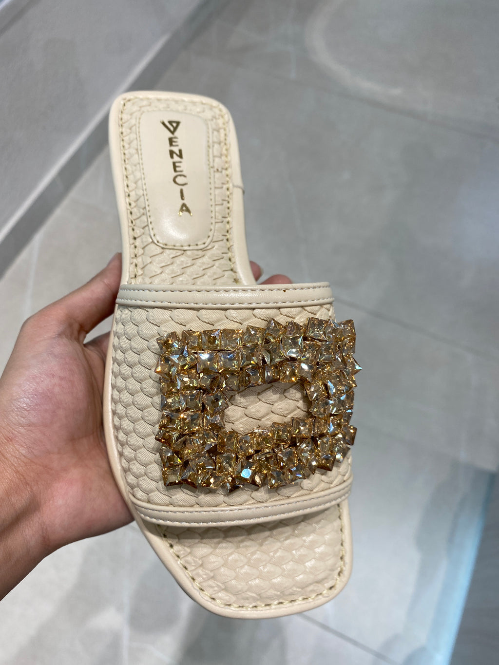 Ref. LUP13BEI SANDALIA PLANA BEIGE