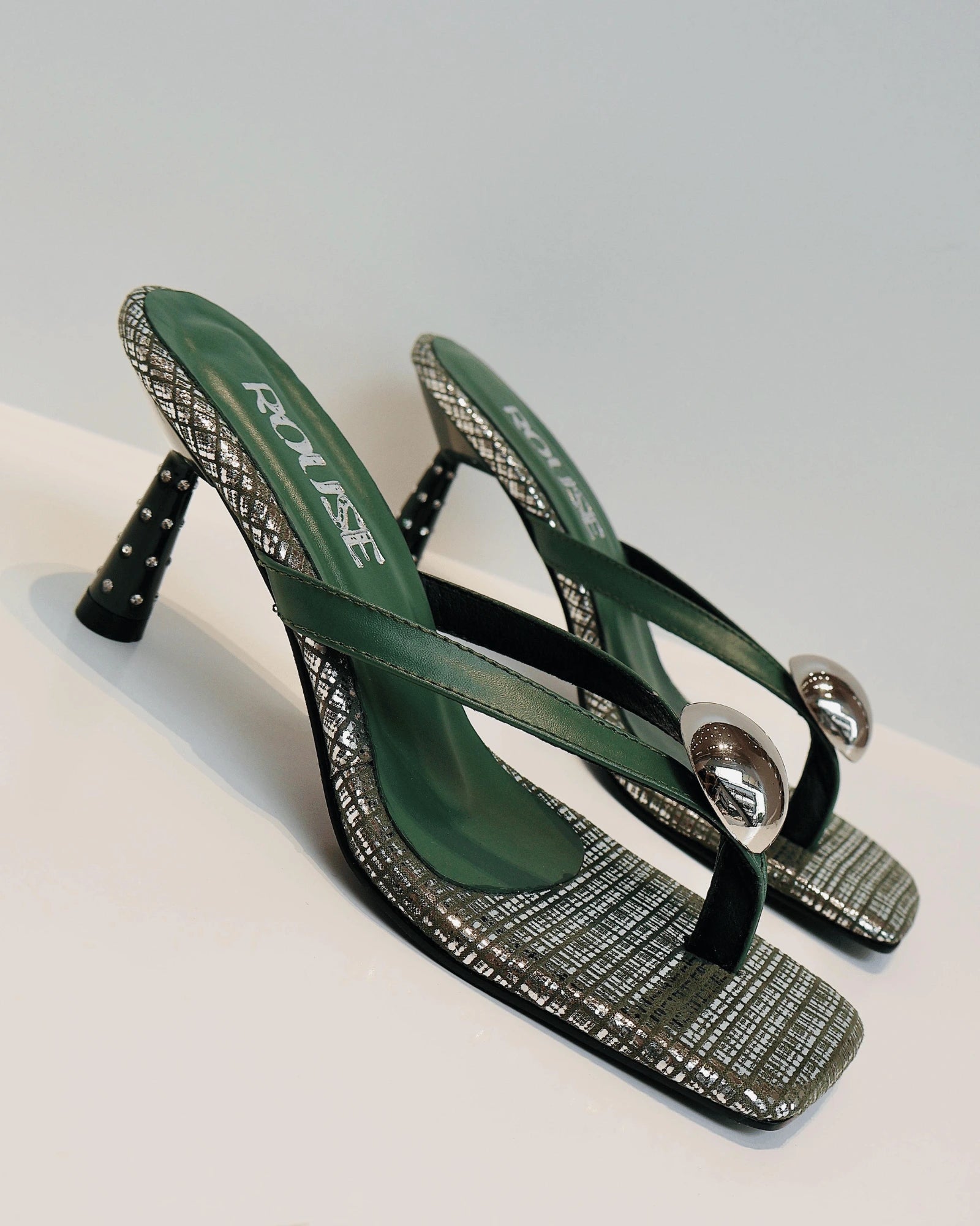 VAL408VER SANDALIA DE TACON PIEDRAS VERDE