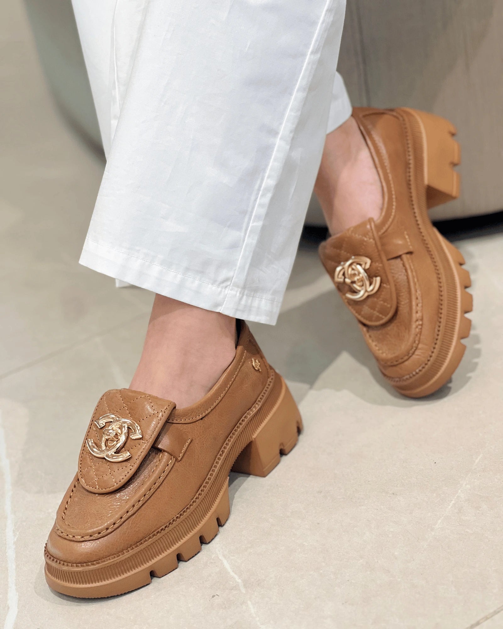 MOCASIN CON APLIQUE METALICO CAMEL