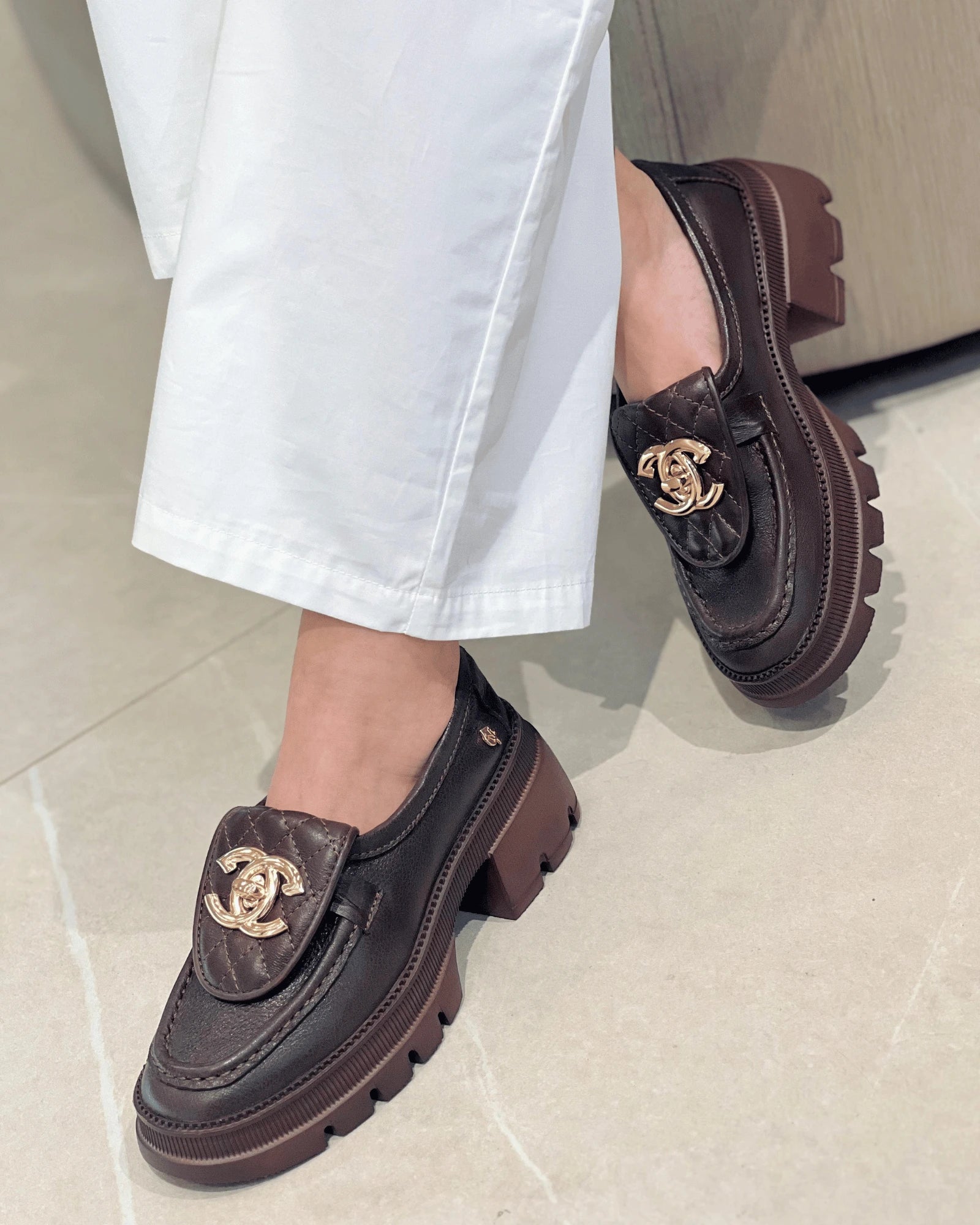 MOCASIN CON APLIQUE METALICO CAFE