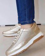 MR2023DOR TENIS DORADO CASUAL CON DISENO PERFORADO