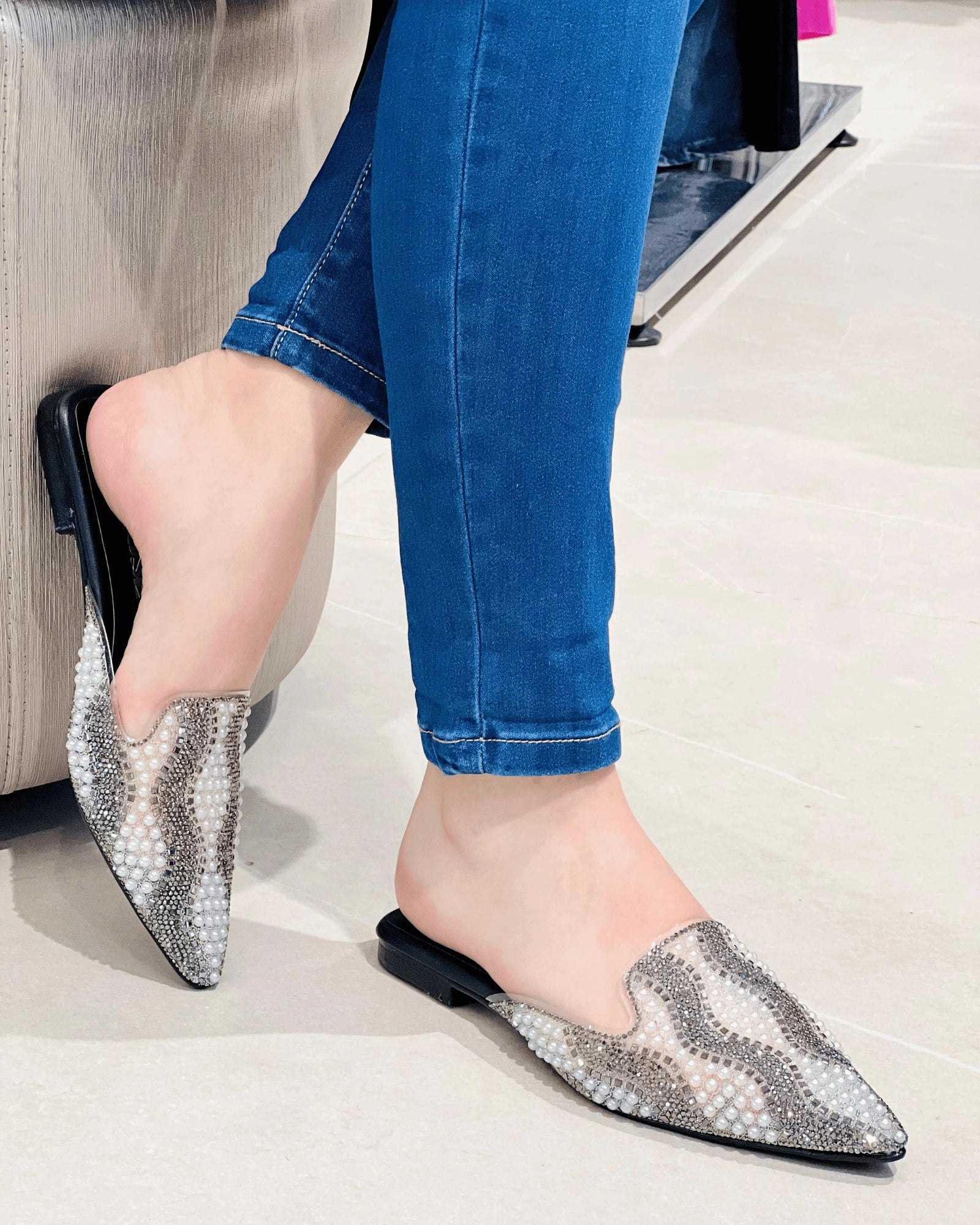 VAL413NEG MULE NEGRO BRILLANTE CON PERLAS