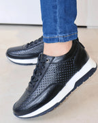 MR2023NEG TENIS NEGRO CASUAL CON DISENO PERFORADO