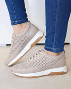 MR2023TAU TENIS BEIGE CASUAL CON DISENO PERFORADO