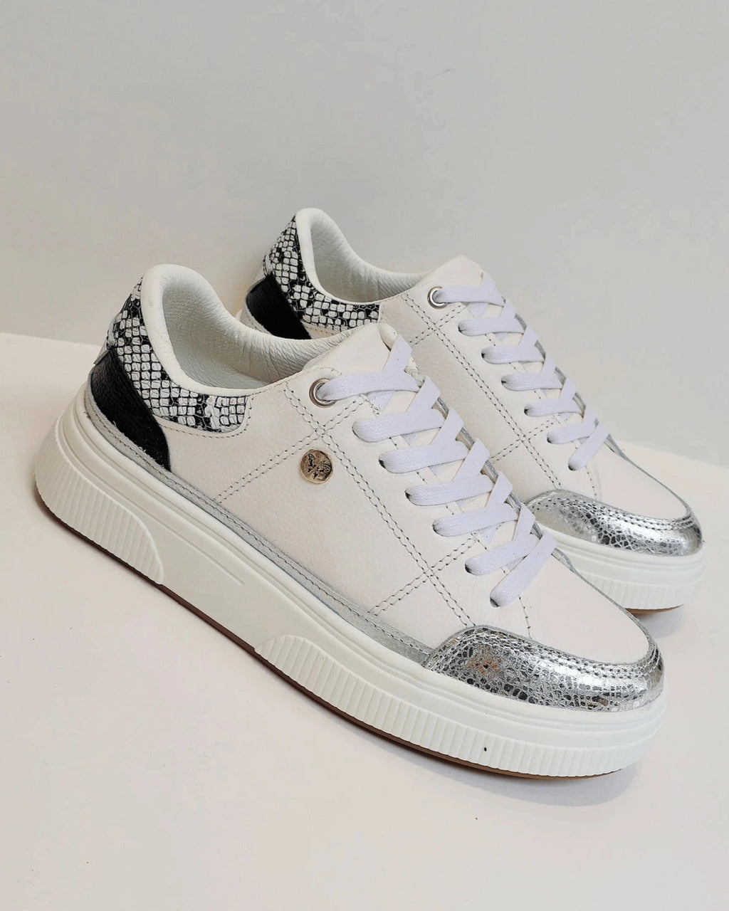 OS211PLA TENIS BLANCO GLAM CON DETALLE PLATEADO