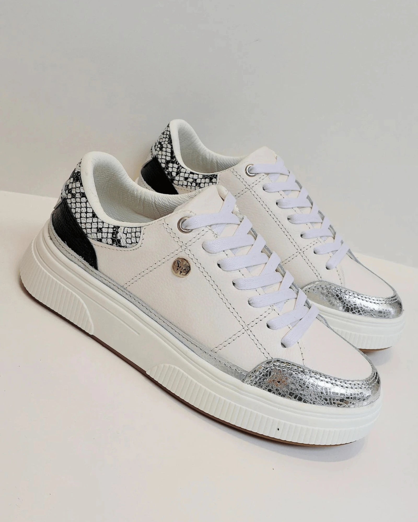 OS211PLA TENIS BLANCO GLAM CON DETALLE PLATEADO
