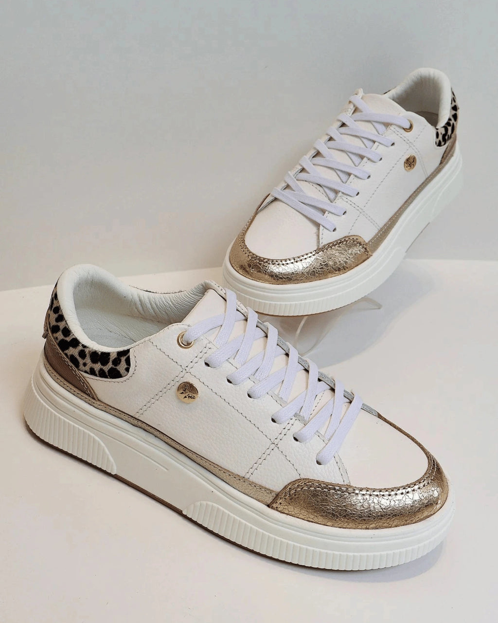 OS211DOR TENIS BLANCO GLAM CON DETALLE DORADO
