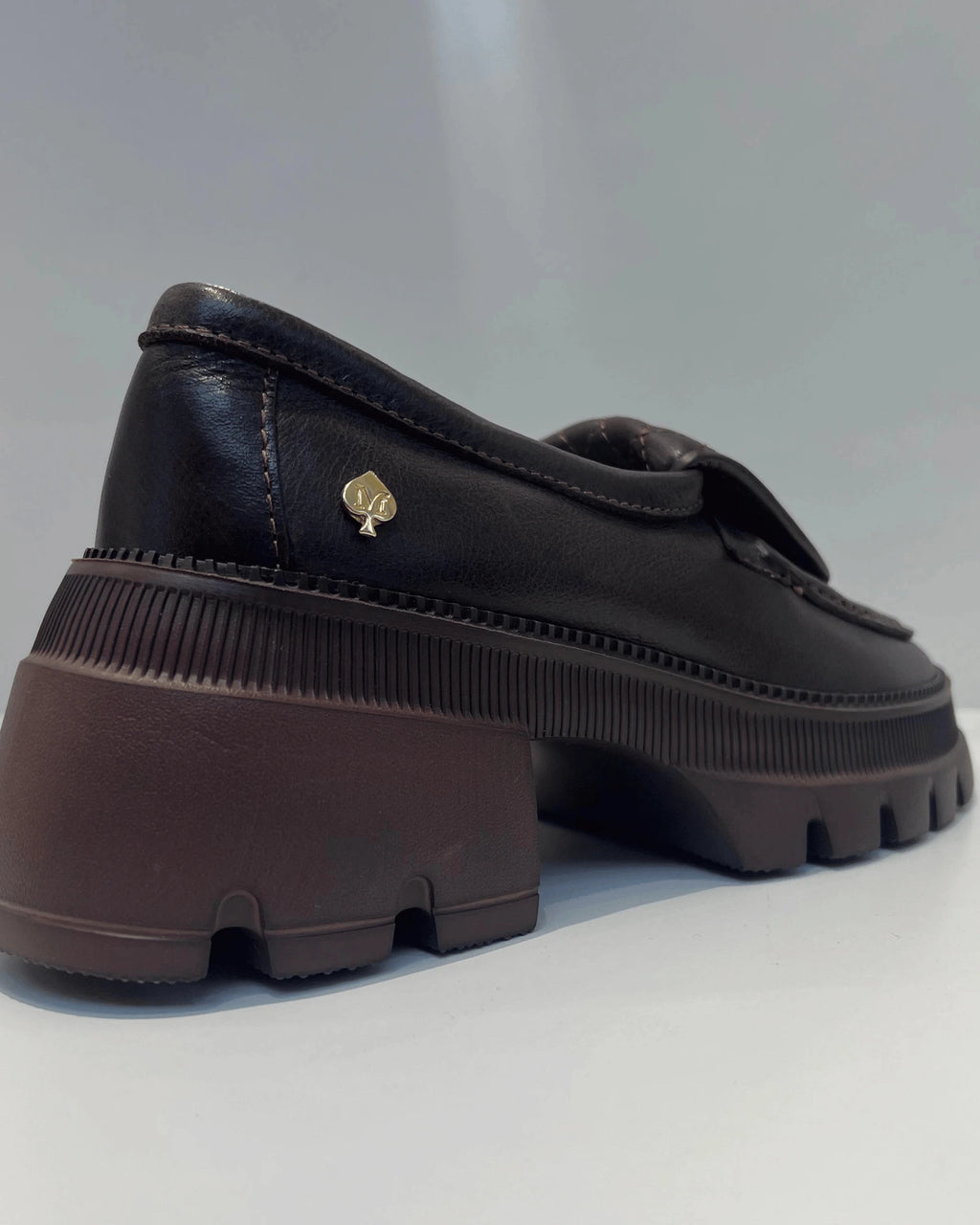 MOCASIN CON APLIQUE METALICO CAFE