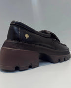 MOCASIN CON APLIQUE METALICO CAFE