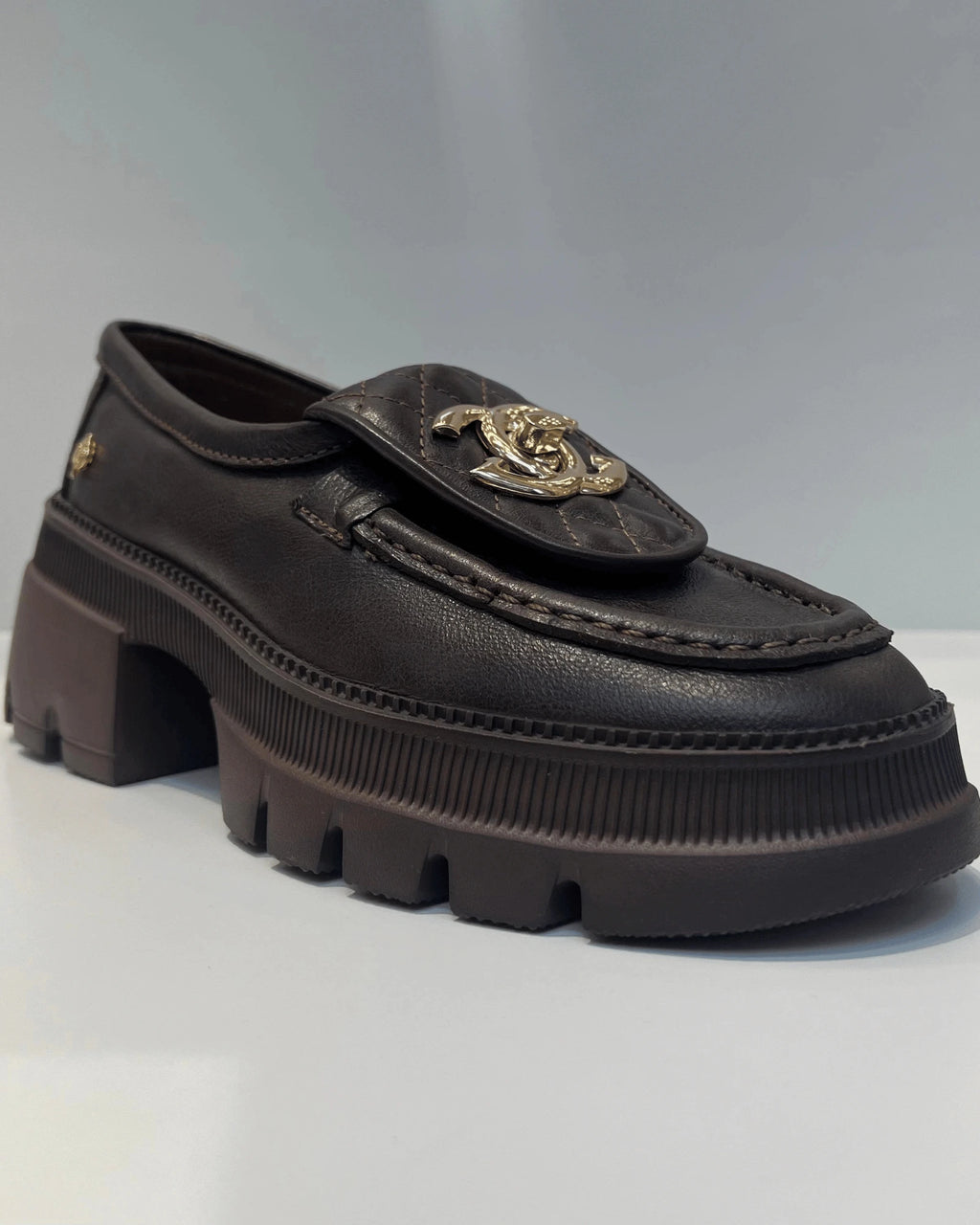 MOCASIN CON APLIQUE METALICO CAFE