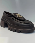 MOCASIN CON APLIQUE METALICO CAFE