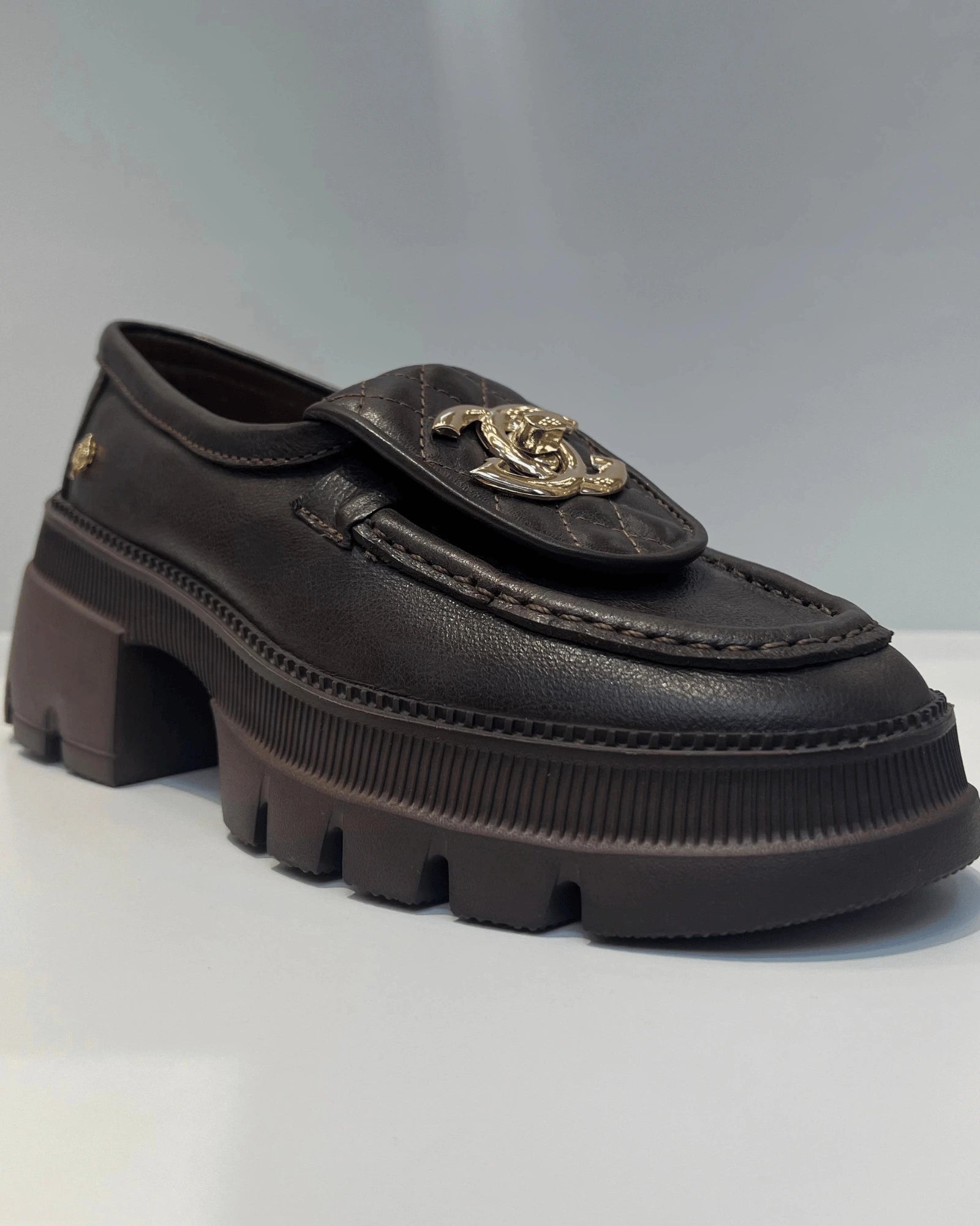 MOCASIN CON APLIQUE METALICO CAFE