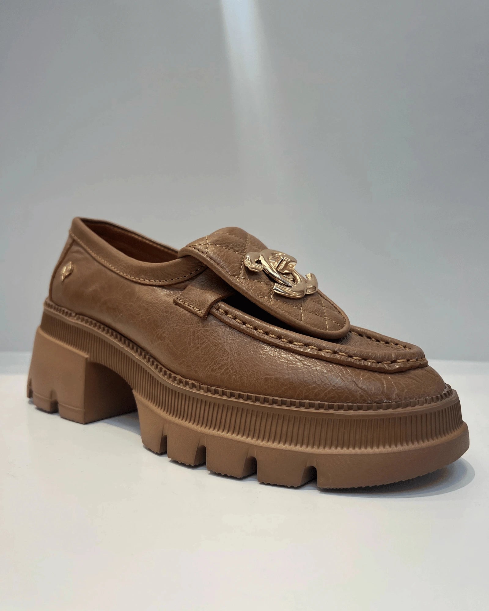 MOCASIN CON APLIQUE METALICO CAMEL