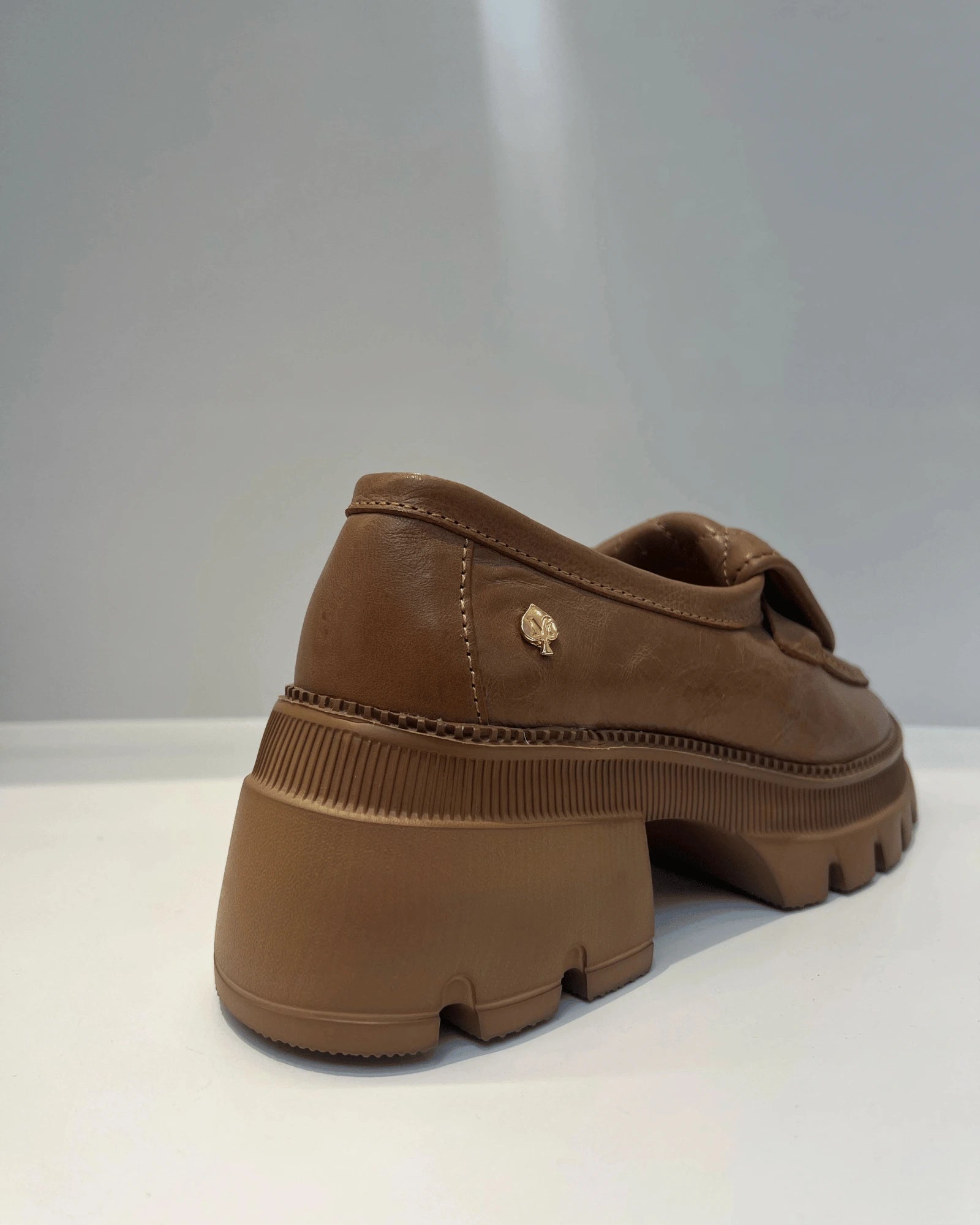 MOCASIN CON APLIQUE METALICO CAMEL