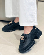 MOCASIN CON APLIQUE METALICO NEGRO