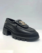 MOCASIN CON APLIQUE METALICO NEGRO