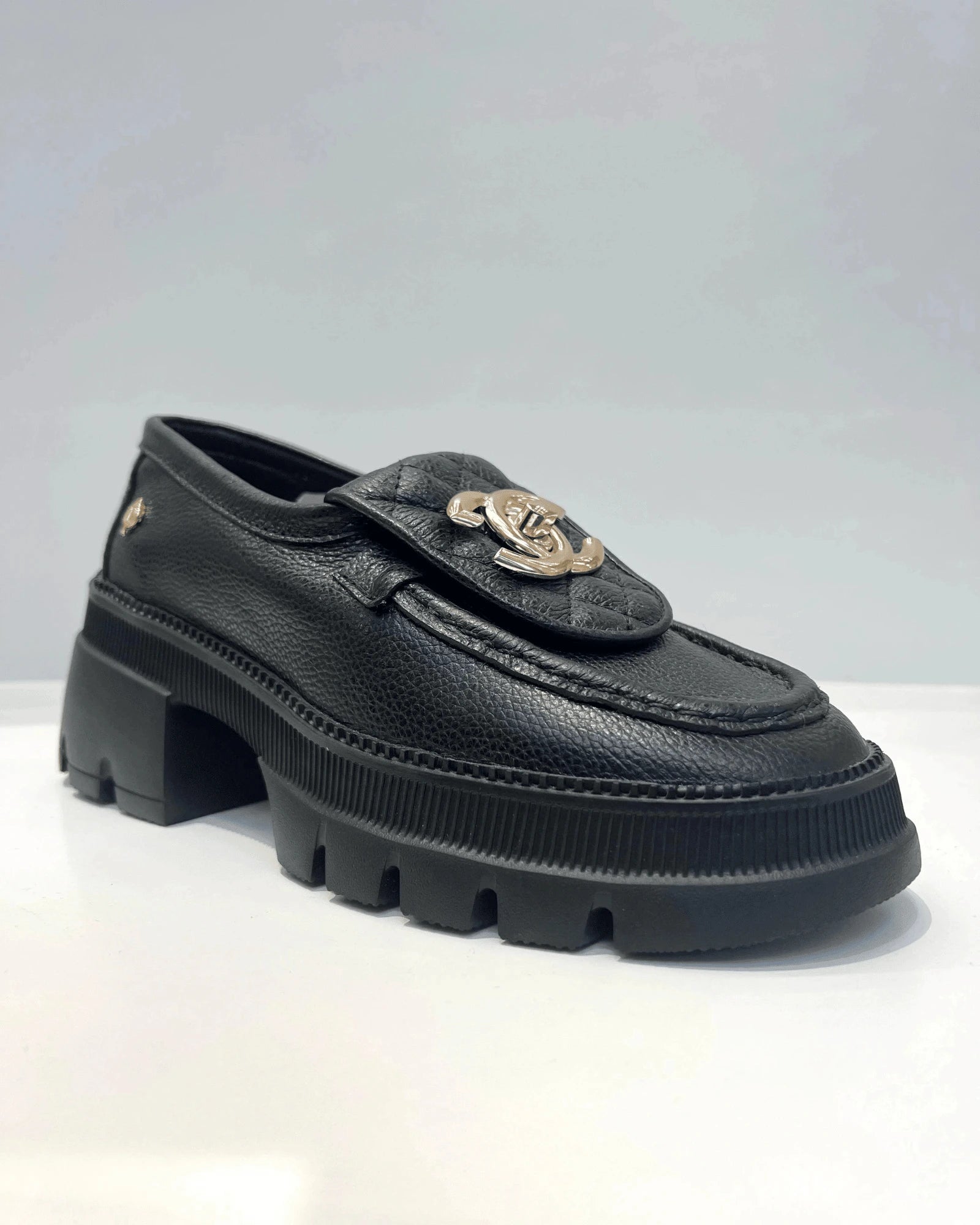 MOCASIN CON APLIQUE METALICO NEGRO