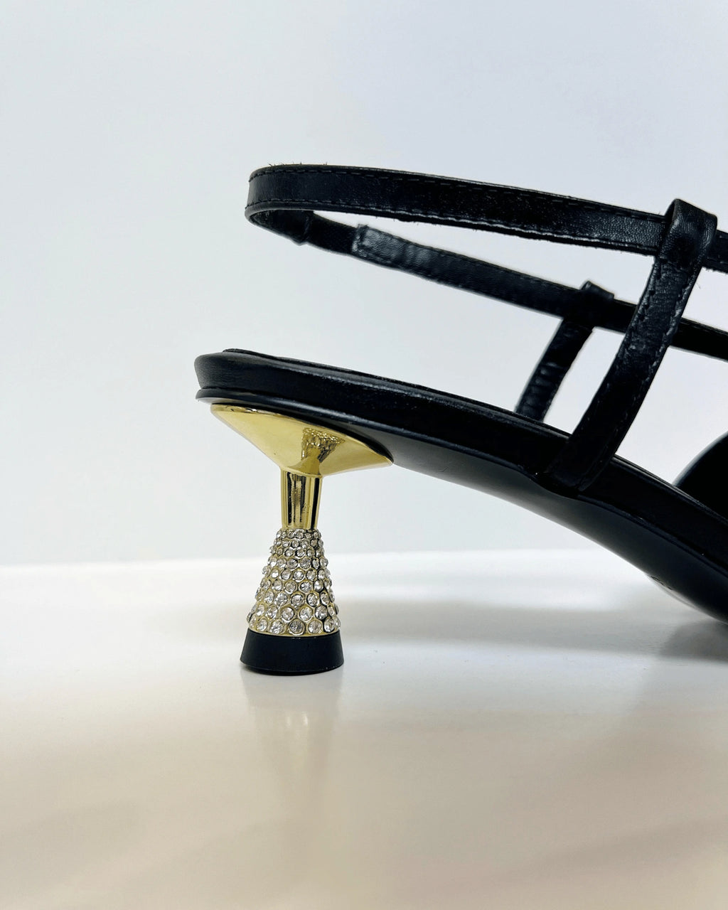 VAL414NEG TACON NEGRO DORADO BRILLOS