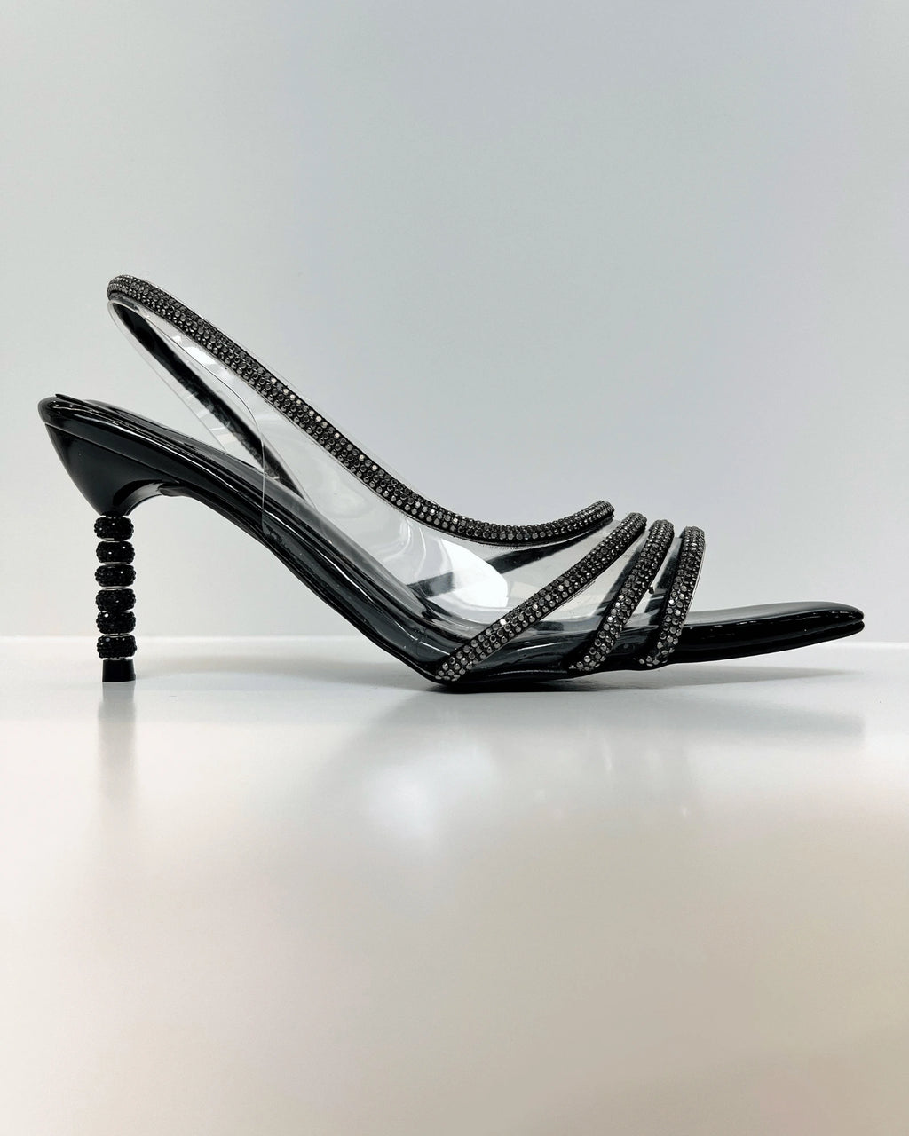 VAL402NEG SANDALIA DE TACON ELEGANTE CON DETALLES BRILLANTES NEGRA