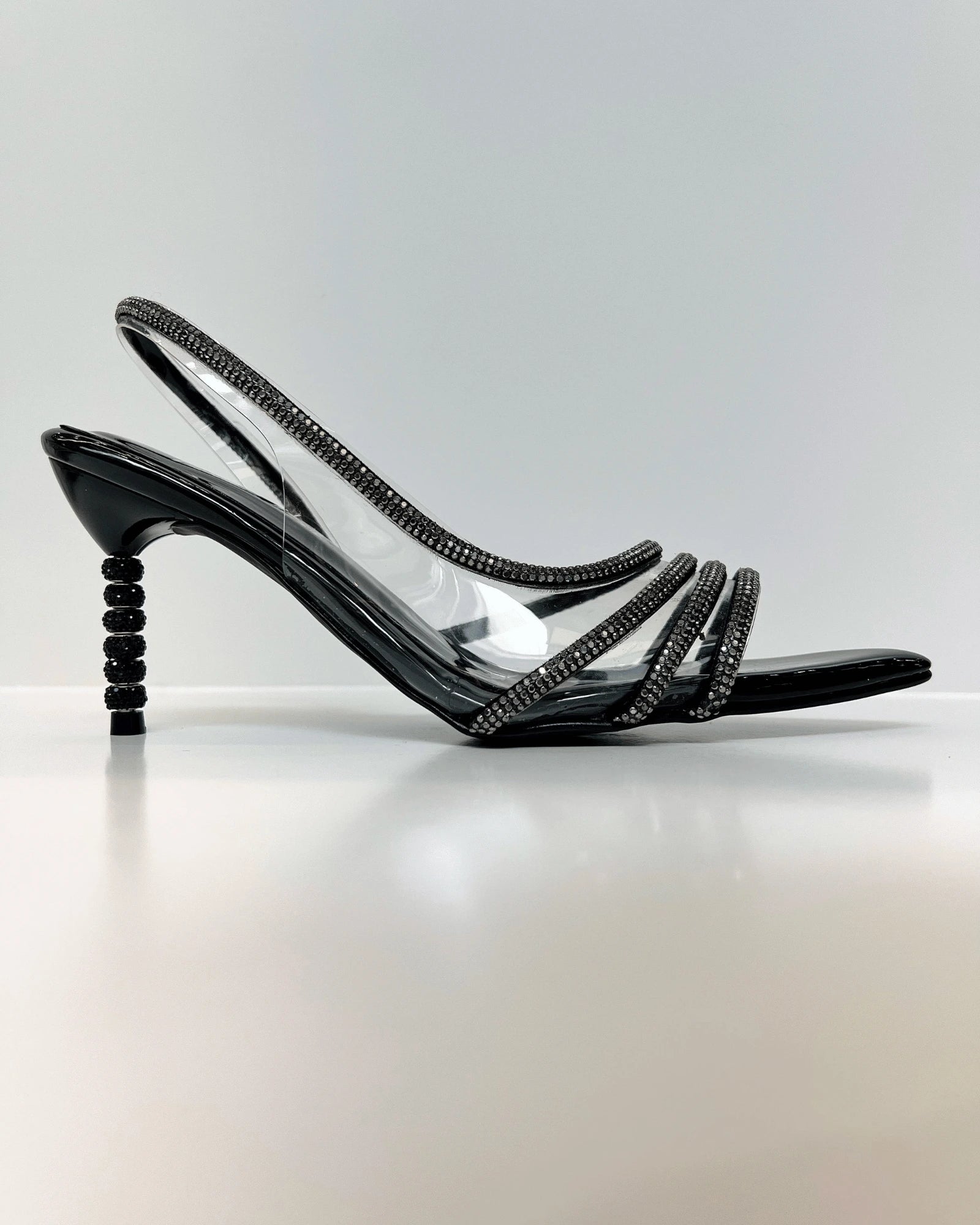 VAL402NEG SANDALIA DE TACON ELEGANTE CON DETALLES BRILLANTES NEGRA