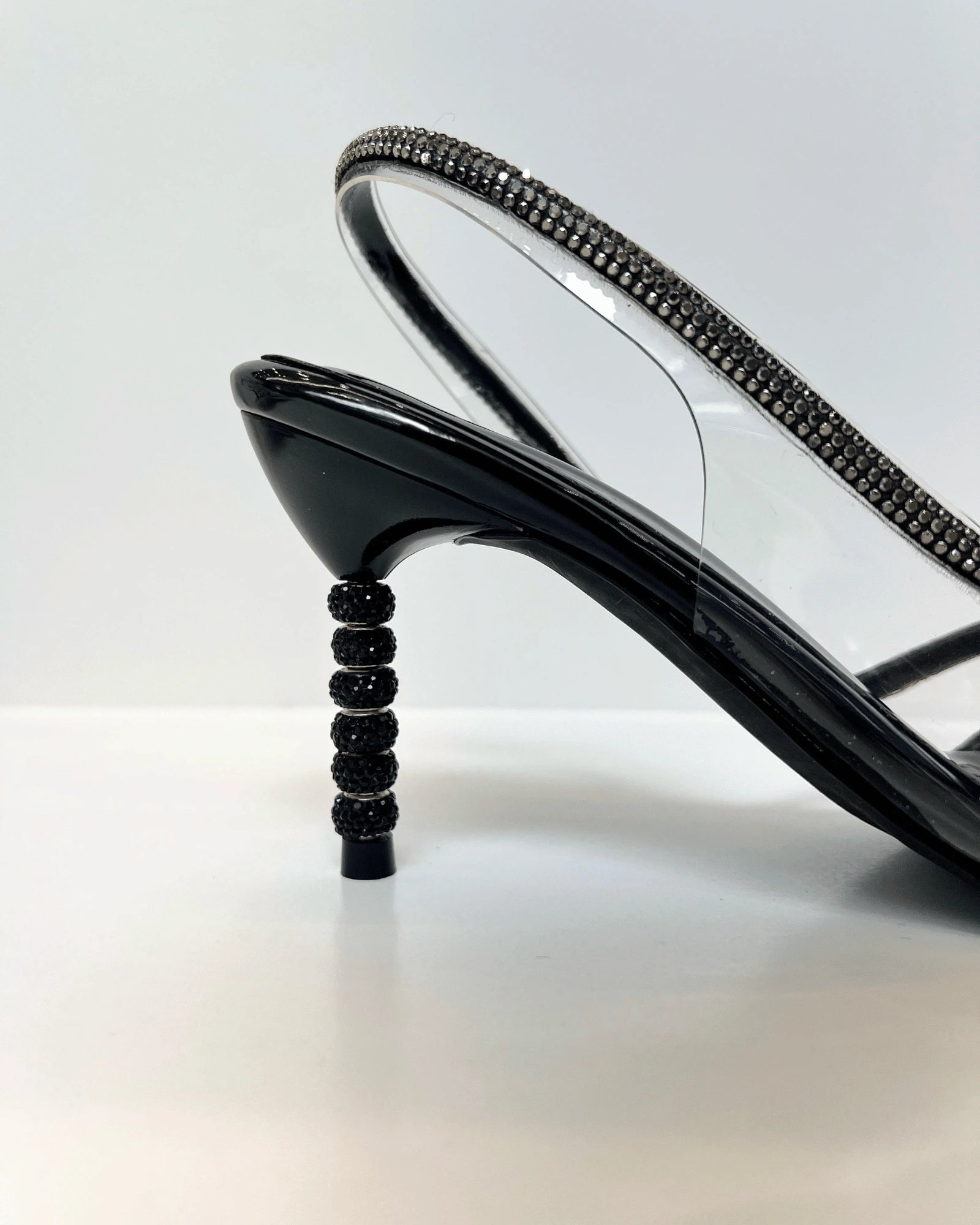 VAL402NEG SANDALIA DE TACON ELEGANTE CON DETALLES BRILLANTES NEGRA