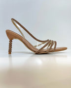 VAL402AMA SANDALIA DE TACON ELEGANTE CON DETALLES BRILLANTES CARAMELO