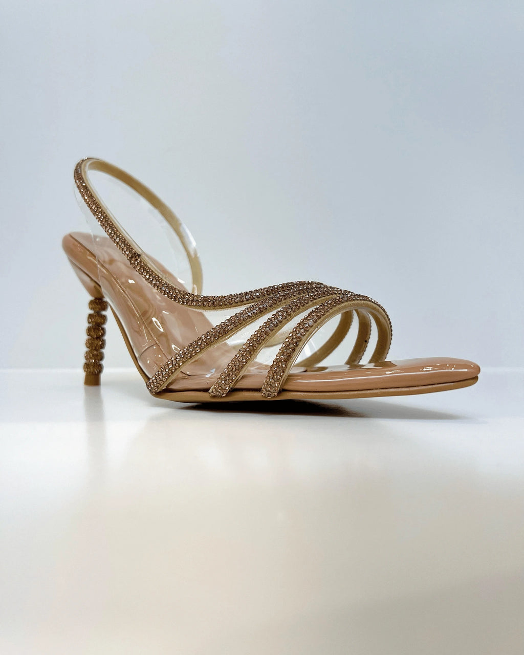 VAL402AMA SANDALIA DE TACON ELEGANTE CON DETALLES BRILLANTES CARAMELO