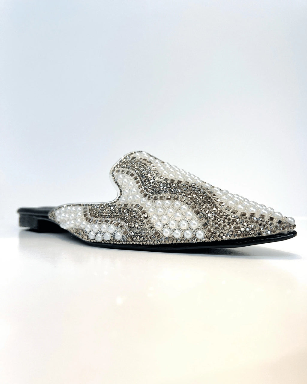 VAL413NEG MULE NEGRO BRILLANTE CON PERLAS