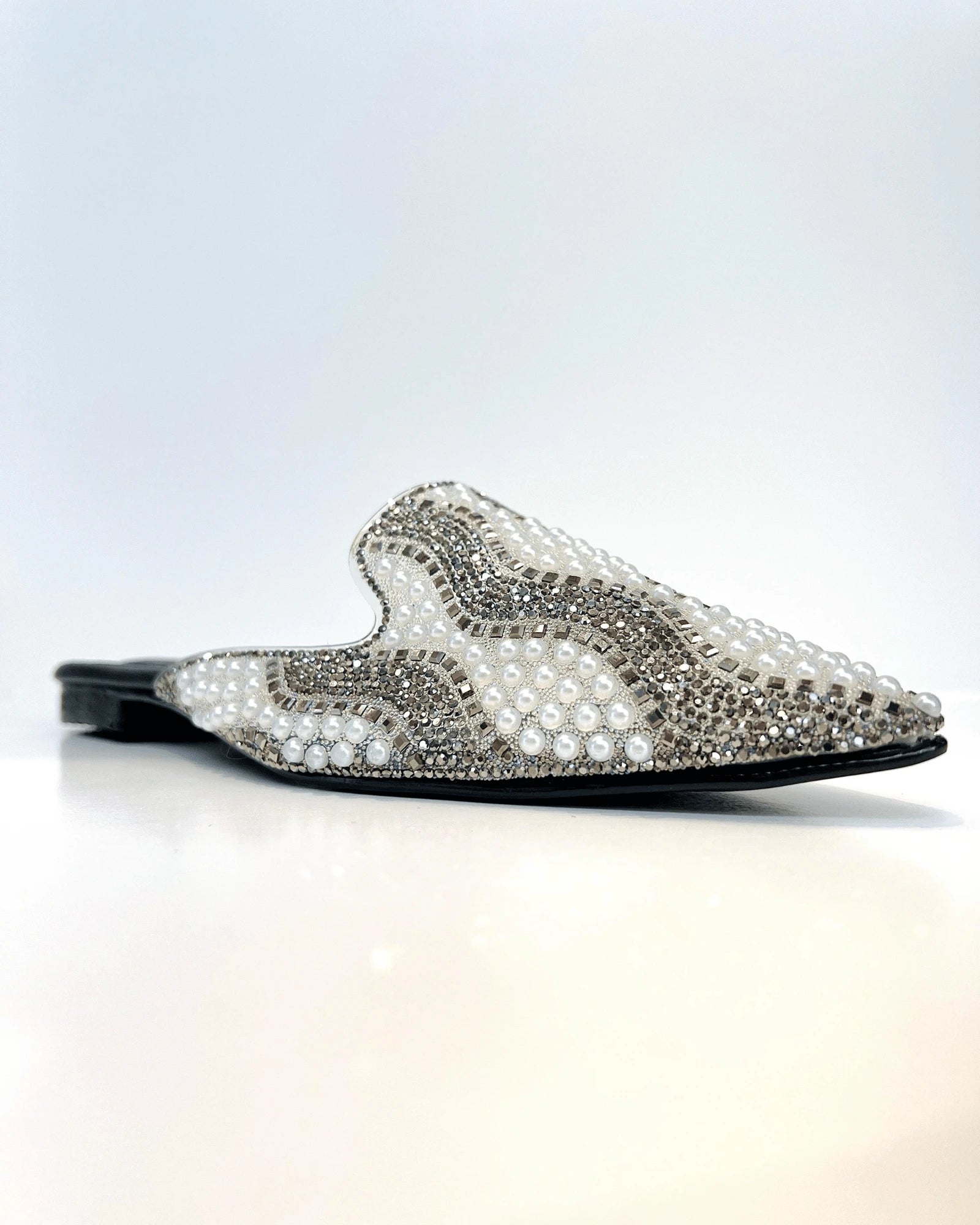 VAL413NEG MULE NEGRO BRILLANTE CON PERLAS