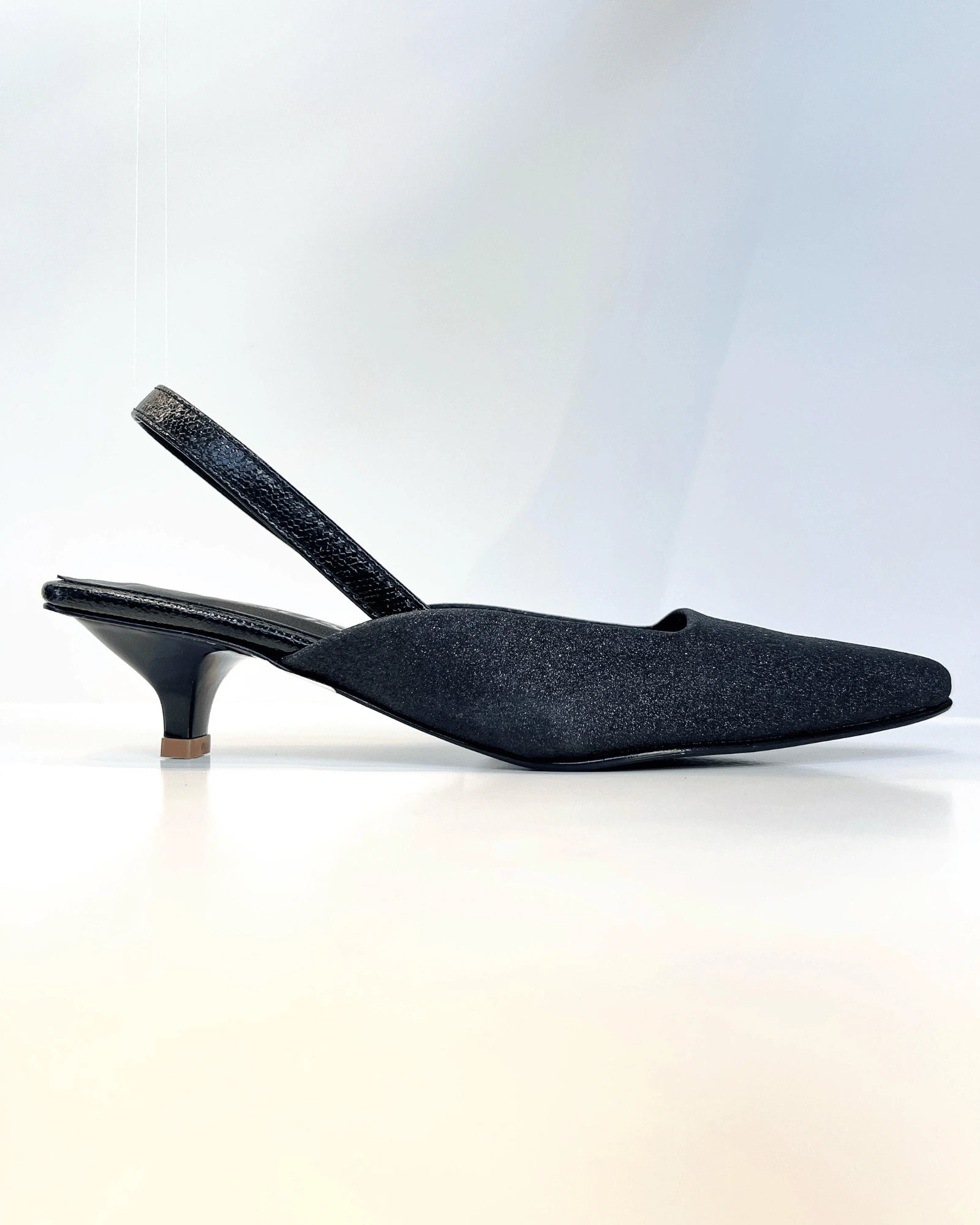 VAL367NEG TACON SLINGBACK EN SEDA NEGRO