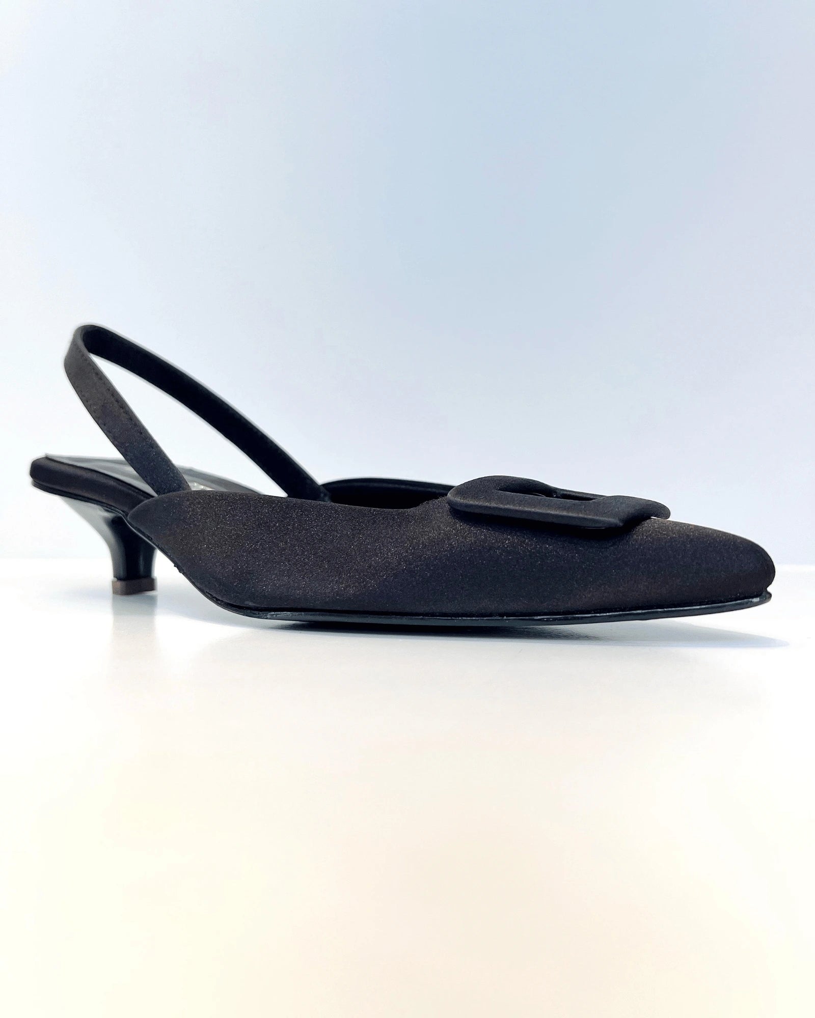 VAL367NEG TACON SLINGBACK EN SEDA NEGRO