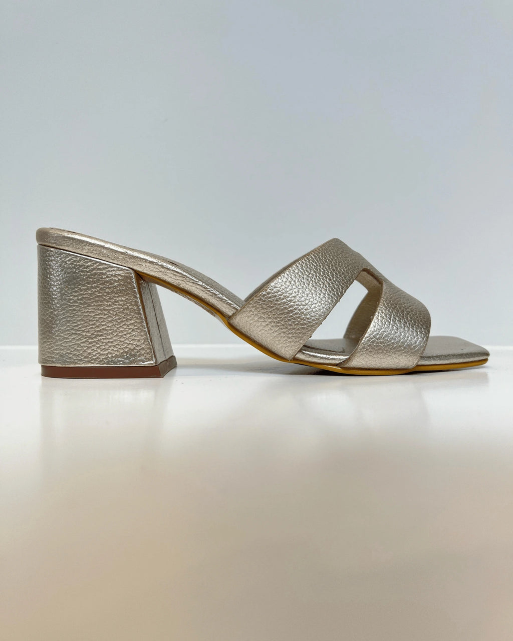 VAL267DOR SANDALIA DE TACON EN CUERO DORADO