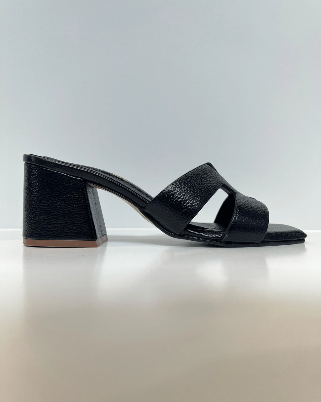 VAL267NEG SANDALIA DE TACON EN CUERO NEGRA