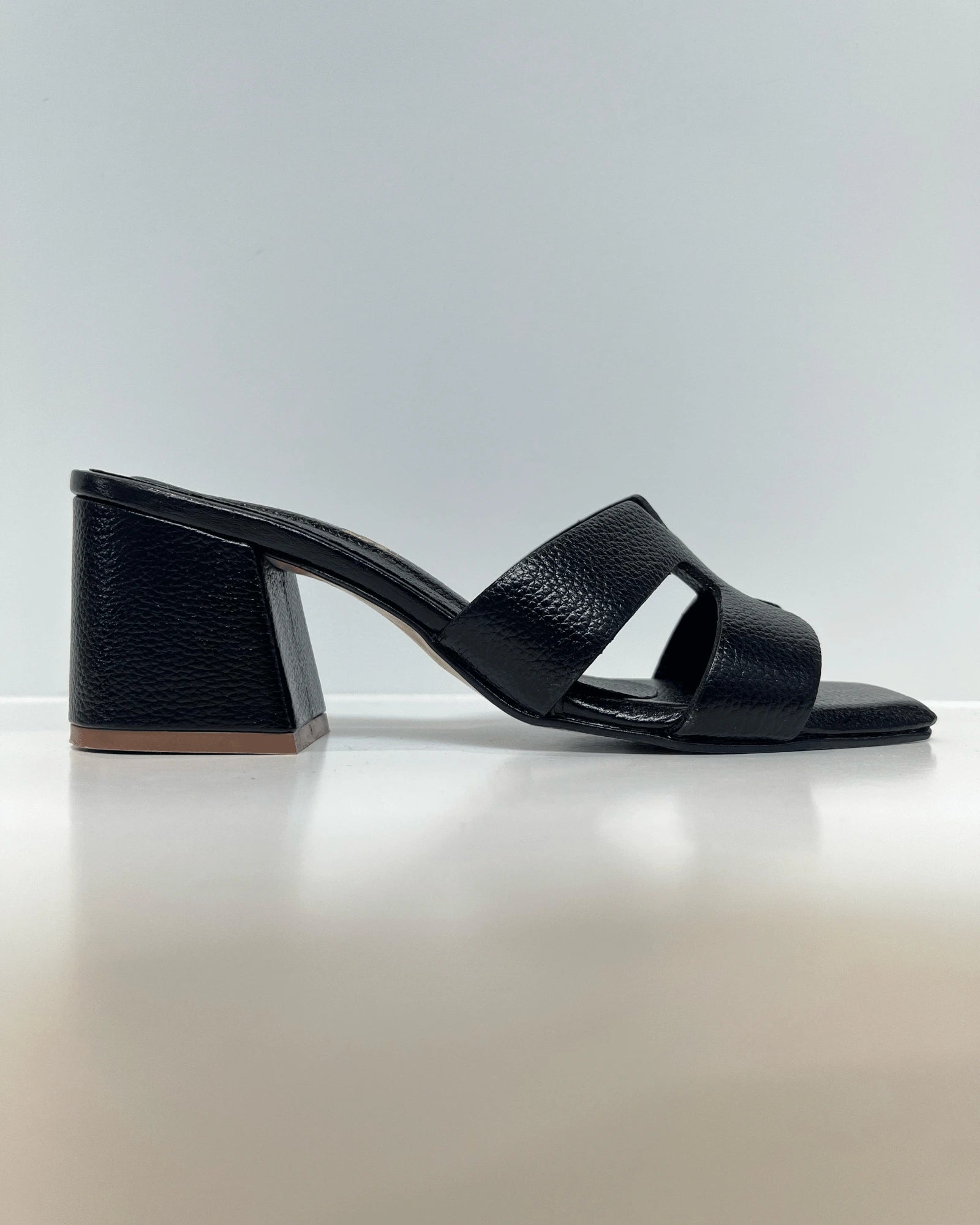 VAL267NEG SANDALIA DE TACON EN CUERO NEGRA