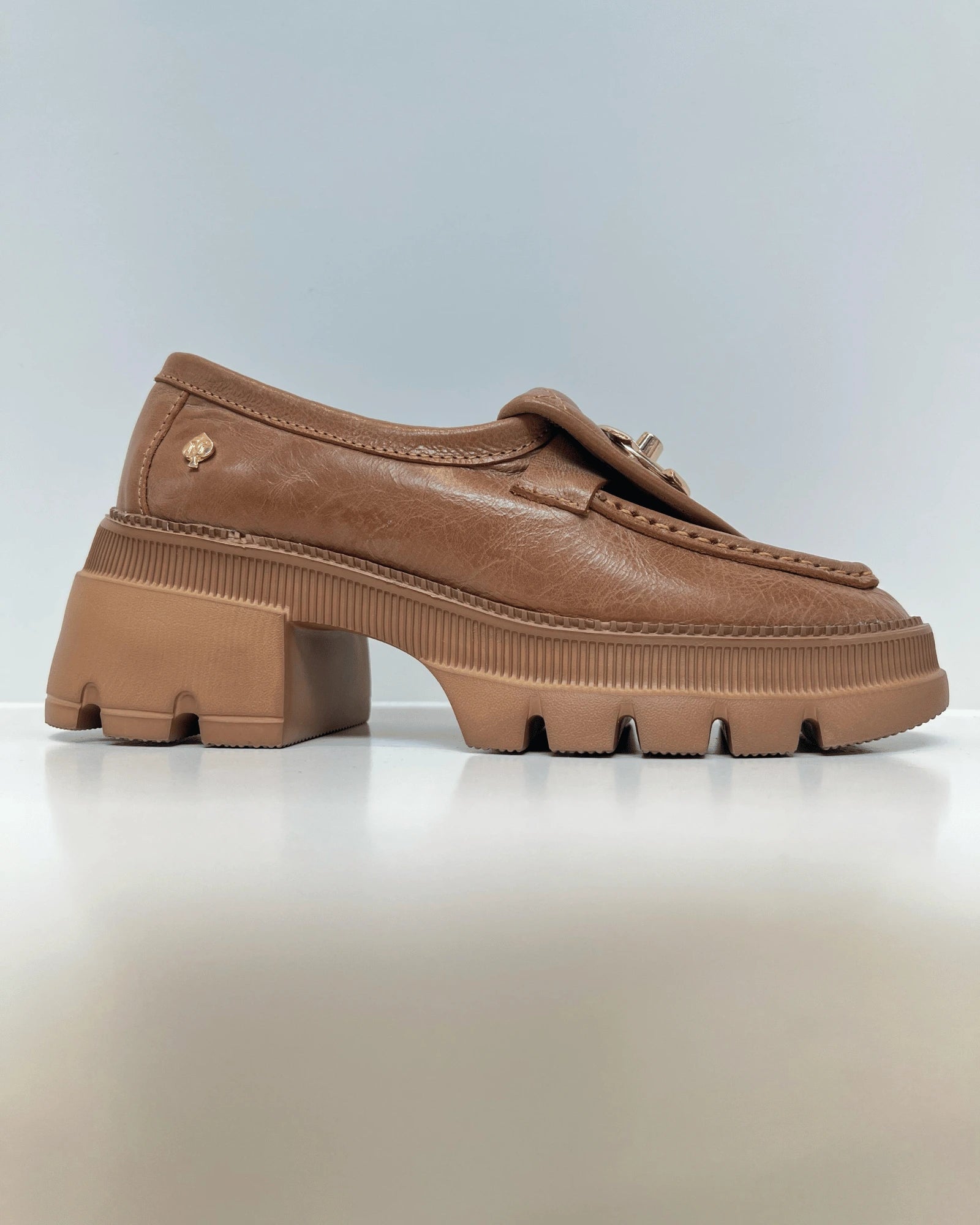 MOCASIN CON APLIQUE METALICO CAMEL