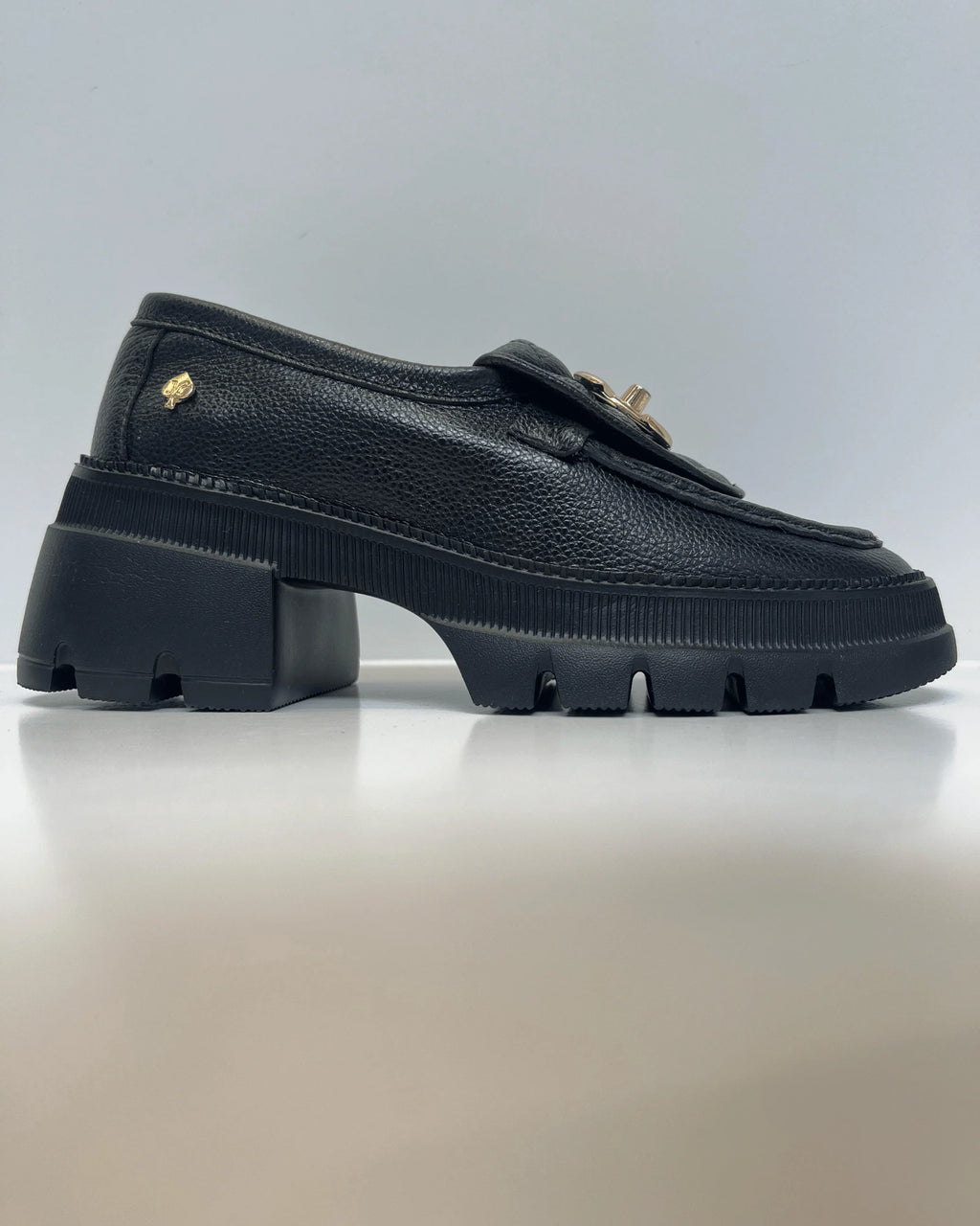 MOCASIN CON APLIQUE METALICO NEGRO