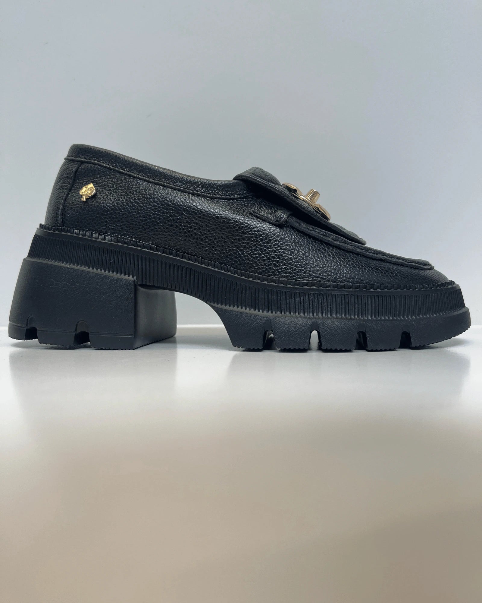 MOCASIN CON APLIQUE METALICO NEGRO