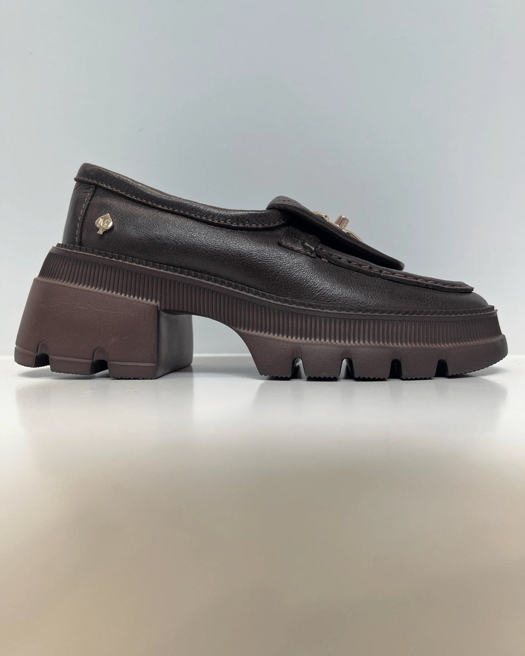 MOCASIN CON APLIQUE METALICO CAFE