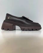 MOCASIN CON APLIQUE METALICO CAFE