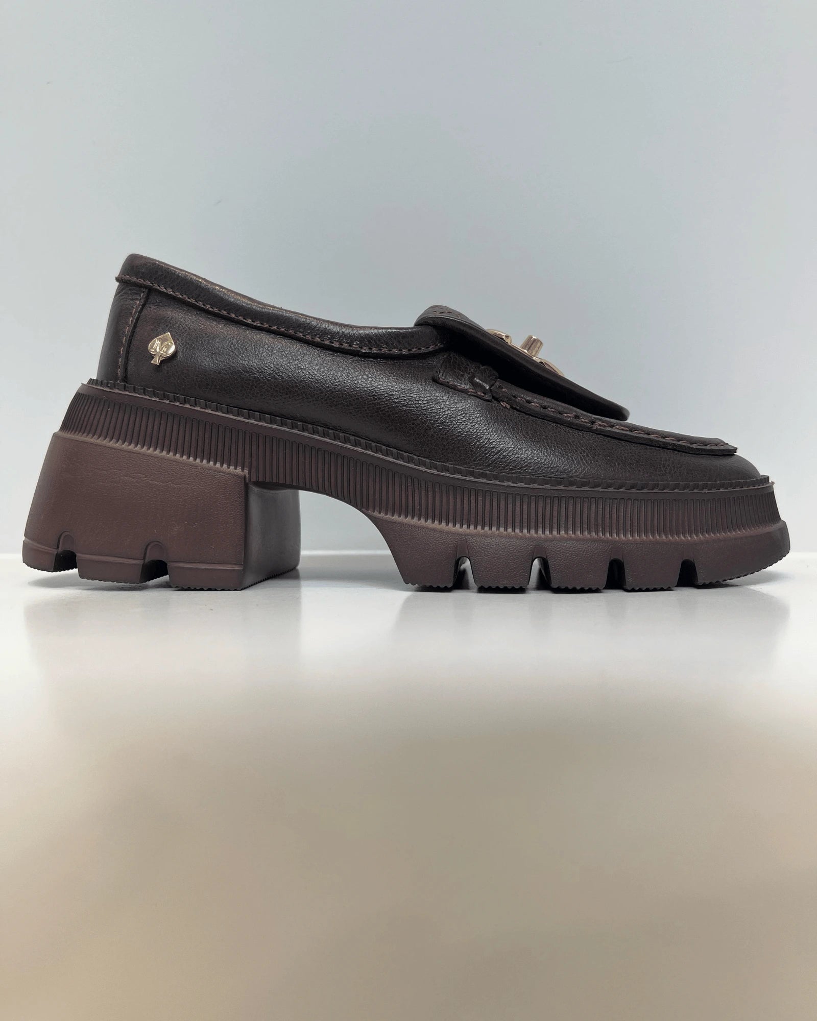 MOCASIN CON APLIQUE METALICO CAFE