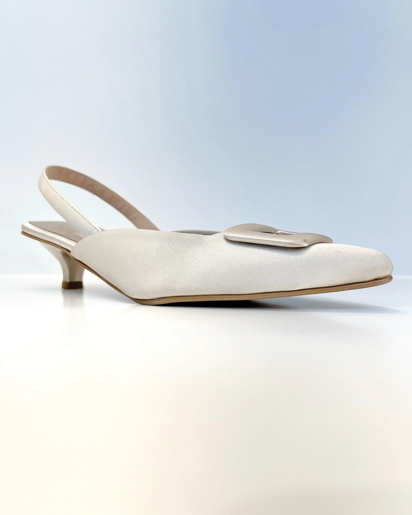 VAL367DOR TACON SLINGBACK EN SEDA DORADO