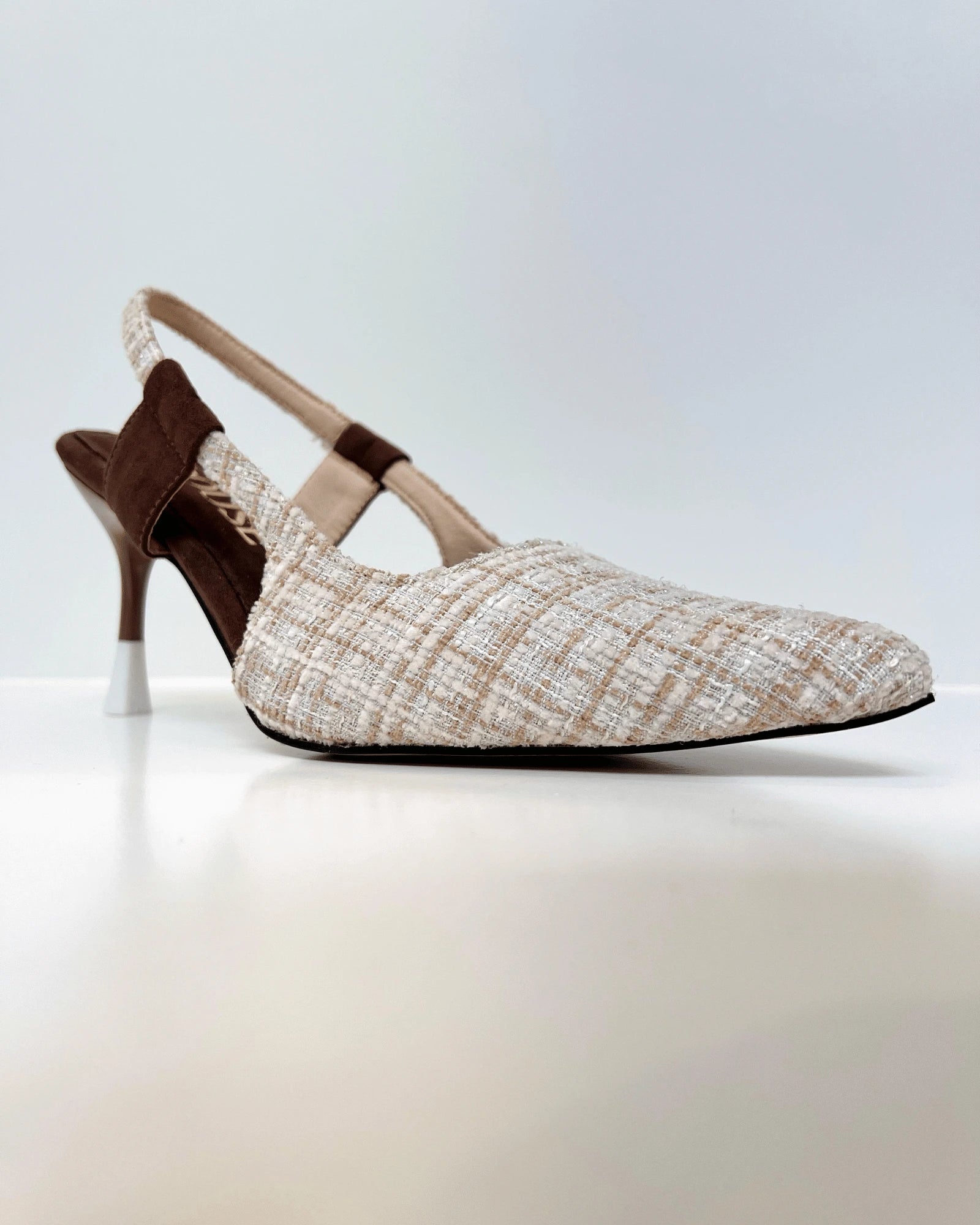 VAL411BEI TACON SLINGBACK EN TEXTURA TWEED CONTRASTE EN GAMUZA CAFE