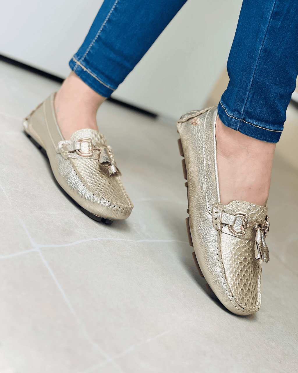 MOCASIN DORADO HERRAJE METALICO