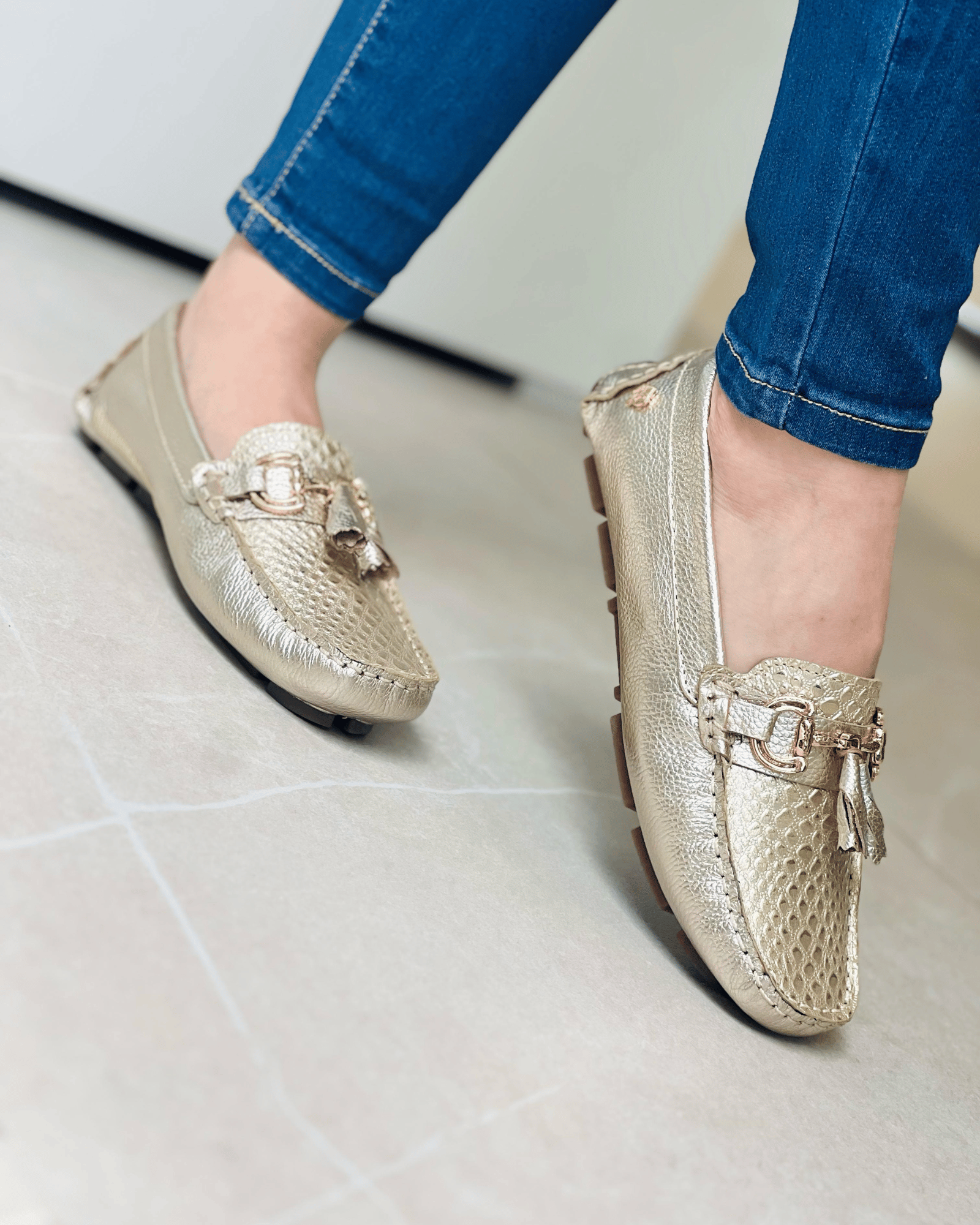 MOCASIN DORADO HERRAJE METALICO