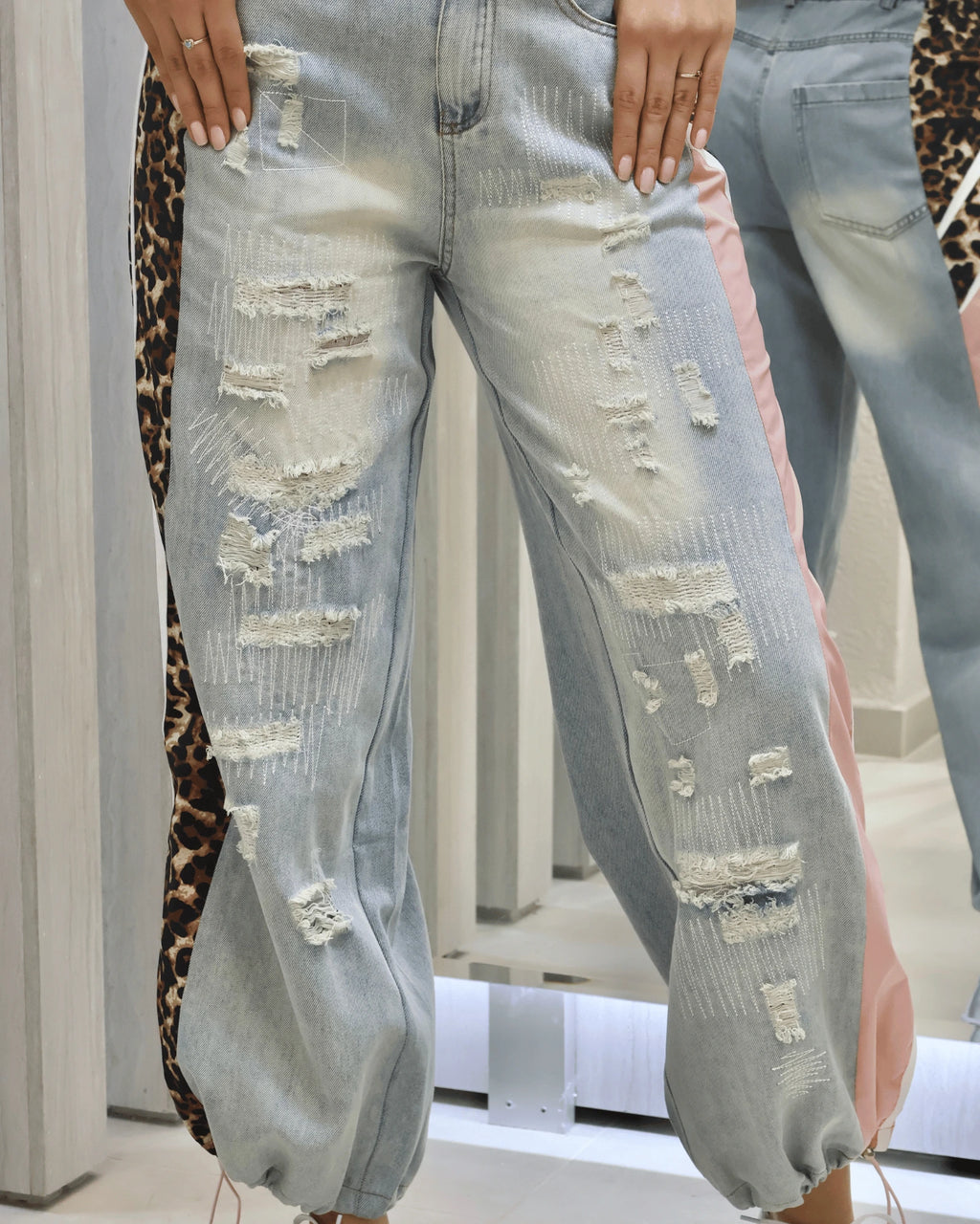 JEAN JOGGER CON ANIMAL PRINT CON BLOQUES DE COLOR