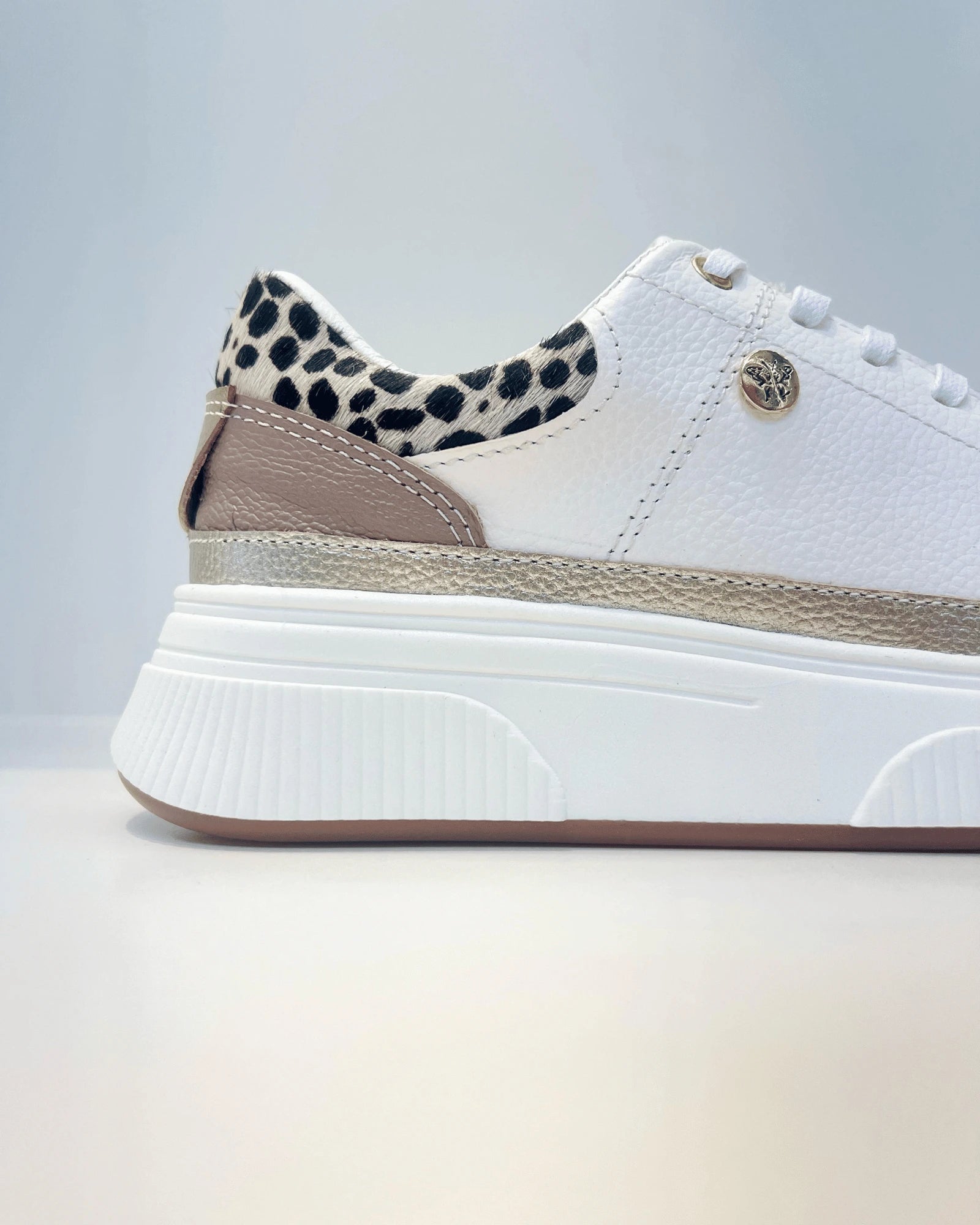 OS211DOR TENIS BLANCO GLAM CON DETALLE DORADO